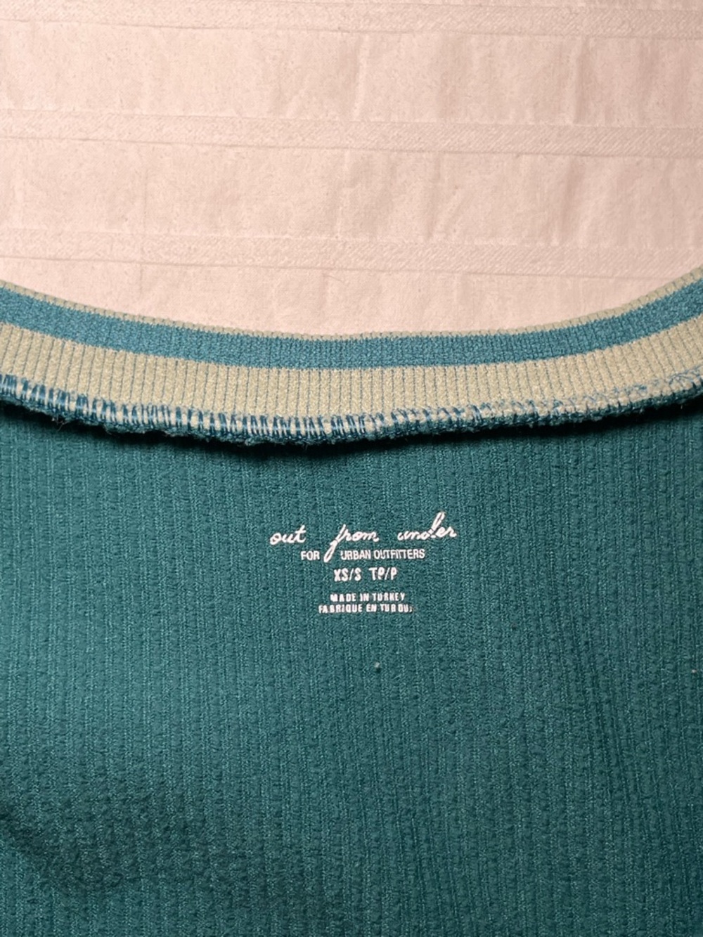 Cropped Ribbed V-Neck Top - Picture 3 of 5